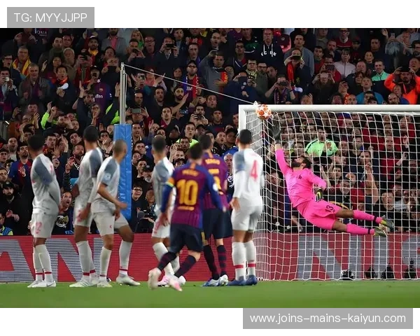 利物浦压上形成三人包夹，范戴克头球再下一城